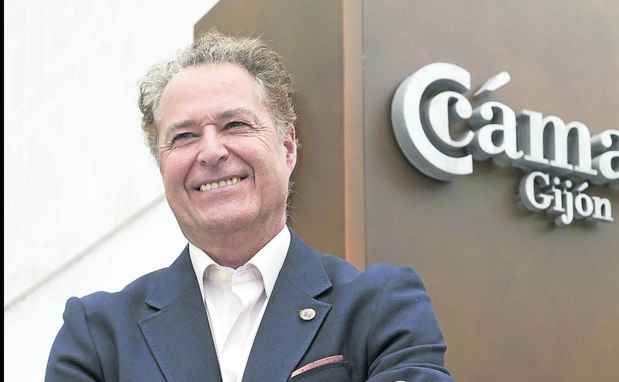 Félix Baragaño, presidente de la Cámara de Comercio de Gijón, frente a las oficinas camerales. 