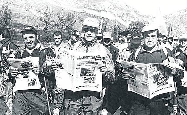 Trabajadores de la 'Marcha de Hierro' leen EL COMERCIO durante su caminata en 1992