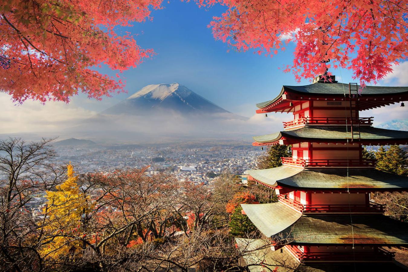 Monte Fuji: Además de uno de los principales símbolos de Japón, el monte Fuji es el volcán más famoso del país y uno de los paisajes más venerados. Al tratarse de una de las tres montañas sagradas de Japón, encontrar su ladera completamente llena de santuarios budistas, arcos torii y otros elementos de la cultura nipona, es algo habitual. Está catalogado como un 'volcán joven', a pesar de haberse formado hace 100.000 años y entró en actividad hace 10.000 años.