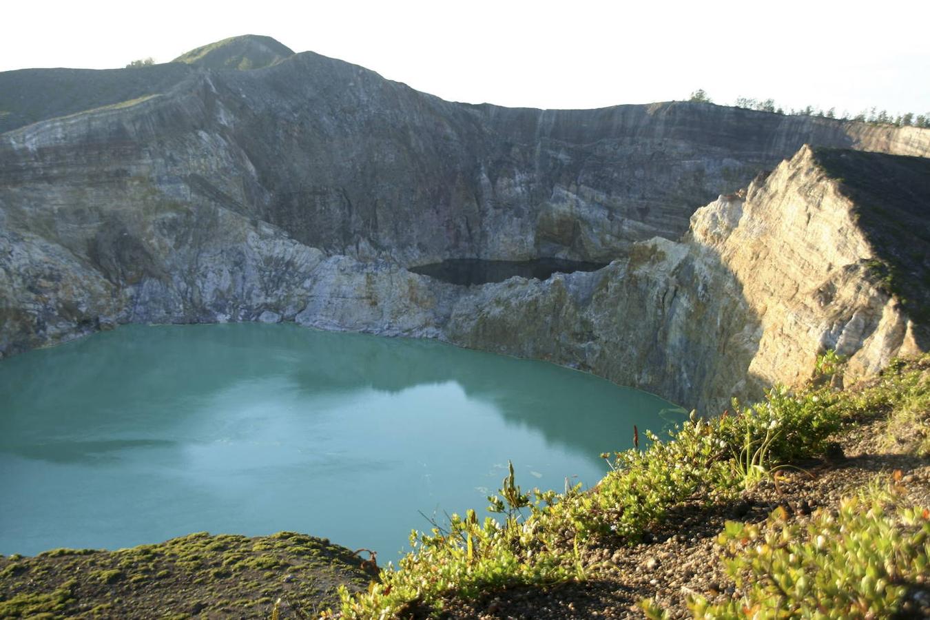 Monte Kelimutu: El Kelimutu es un volcán inactivo reconocido sobre todo por el cambiante color del agua de sus tres lagos (Tiwu Ata Mbupu, Tiwu Nuwa Muri Koo Fai y Tiwu Ata Polo). Esto unido a su actividad casi nula, lo convierten también en uno de los más turísticos. En cuanto al cambio de color de estos Lagos, se debe a la variación de ciertos elementos en cada lago lo cual provoca que cambien de color más de seis veces en un solo año.