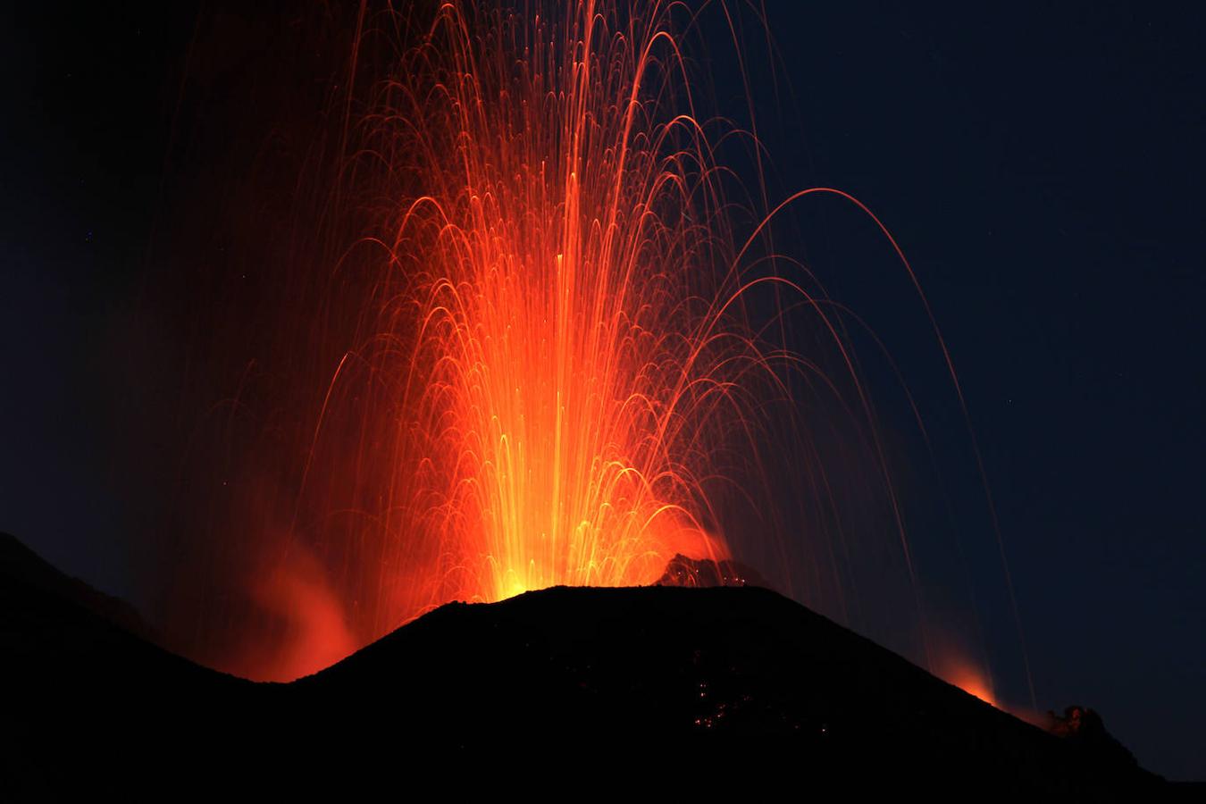 Kilauea: Considerado por muchos como uno de los volcanes más famosos e impresionantes del mundo, el Kilauea es también el más joven de los 5 volcanes que se encuentran en Hawai y uno de los más activos. Su actividad volcánica es constante, ya que se encuentra en erupción desde 1983.