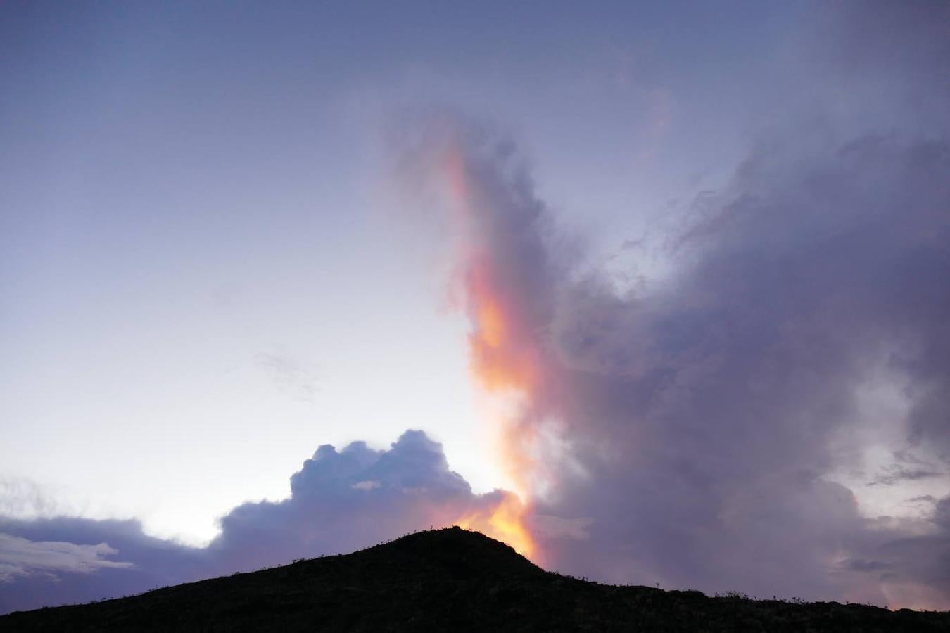 Tambora: Este volcán situado en la isla Indonesia de Sumbawa y que estalló en abril de 1815 cuando el país era una Colonia neerlandesa, está considerado como uno de los más mortíferos. Ya en aquel entonces su explosión se pudo escuchar a 2.600 km de distancia. La columna eruptiva alcanzó la estratosfera con 43.000 metros y la ceniza llegó a alcanzar los 1.300 km, llegando a arrasar todo a su paso y provocando la muerte de cerca de 12.000 personas. La última erupción tuvo lugar en 1967, aunque no fue explosiva, el volcán sigue estando en activo, con una Caldera de 6 km de diámetro y 1100 m de profundidad.