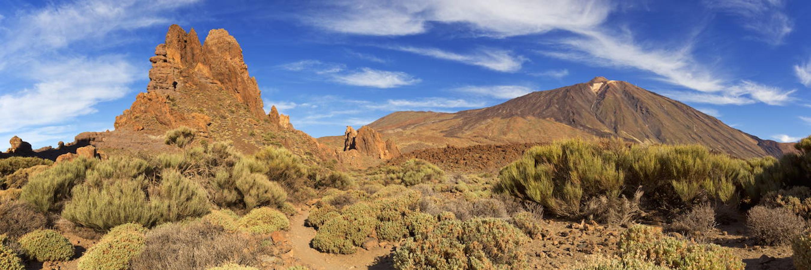 El Teide: Se trata de la tercera estructura volcánica más alta y voluminosa del planeta, tras el Mauna Loa y el Mauna Kea. Un volcán que inició su elevación hace 170.000 años. En los últimos 20.000 años la mayoría de erupciones volcánicas han ocurrido alrededor de la base del teide, ya que debido a su gran altura, es difícil que la lava salga por su cúspide.