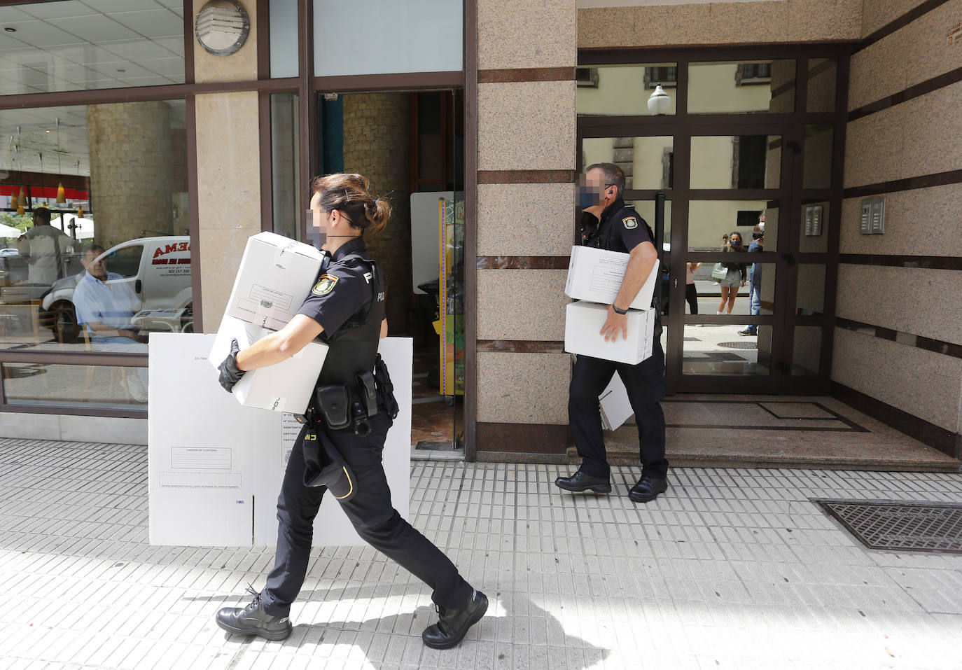 La Policía Nacional investiga una violación múltiple a dos jóvenes de 22 años en Gijón. Se ha detenido a cuatro hombres, de entre 20 y 30 años, de nacionalidad portuguesa.