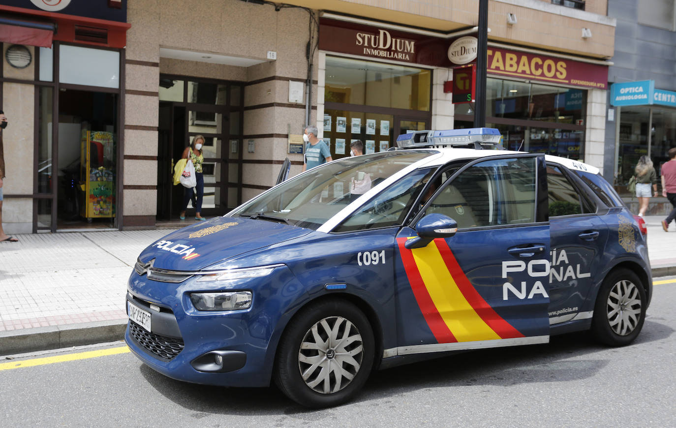 La Policía Nacional investiga una violación múltiple a dos jóvenes de 22 años en Gijón. Se ha detenido a cuatro hombres, de entre 20 y 30 años, de nacionalidad portuguesa.