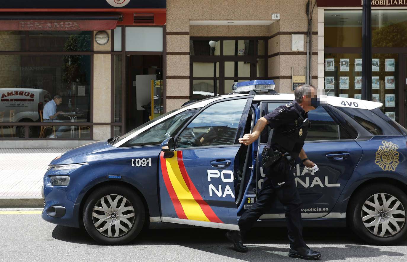 La Policía Nacional investiga una violación múltiple a dos jóvenes de 22 años en Gijón. Se ha detenido a cuatro hombres, de entre 20 y 30 años, de nacionalidad portuguesa.