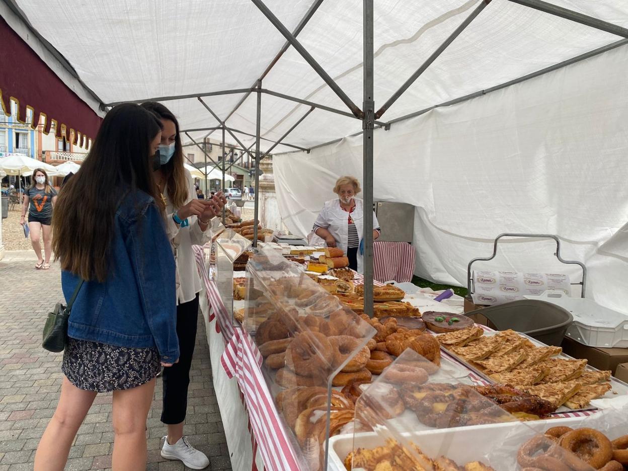 Dos jóvenes observan uno de los puestos de comida del mercado. 