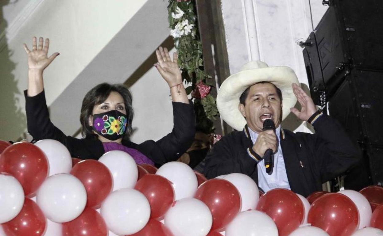 El presidente electo de Perú, Pedro Castillo, junto a su vicepresidenta, Dina Boluarte, tras recibir el viernes las credenciales del cargo.