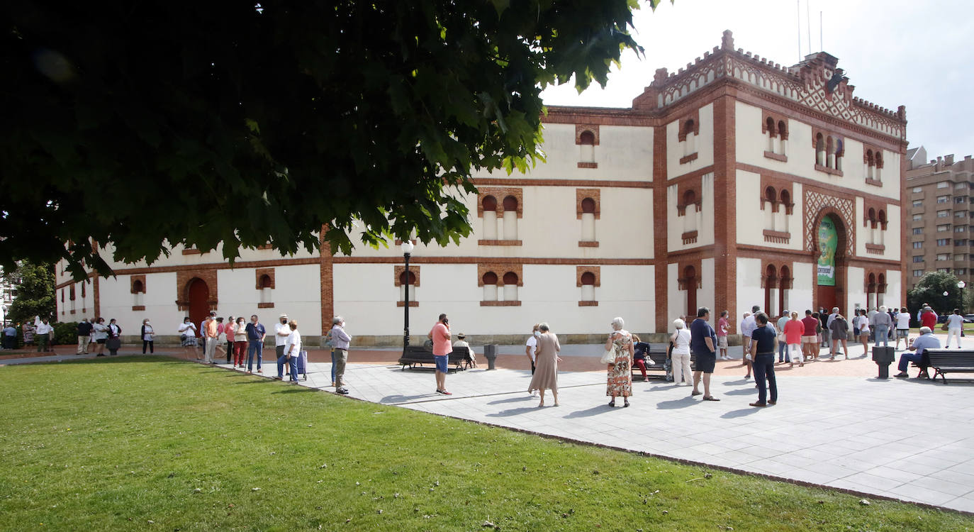 Fotos: Largas colas para sacar el abono de los toros en Gijón