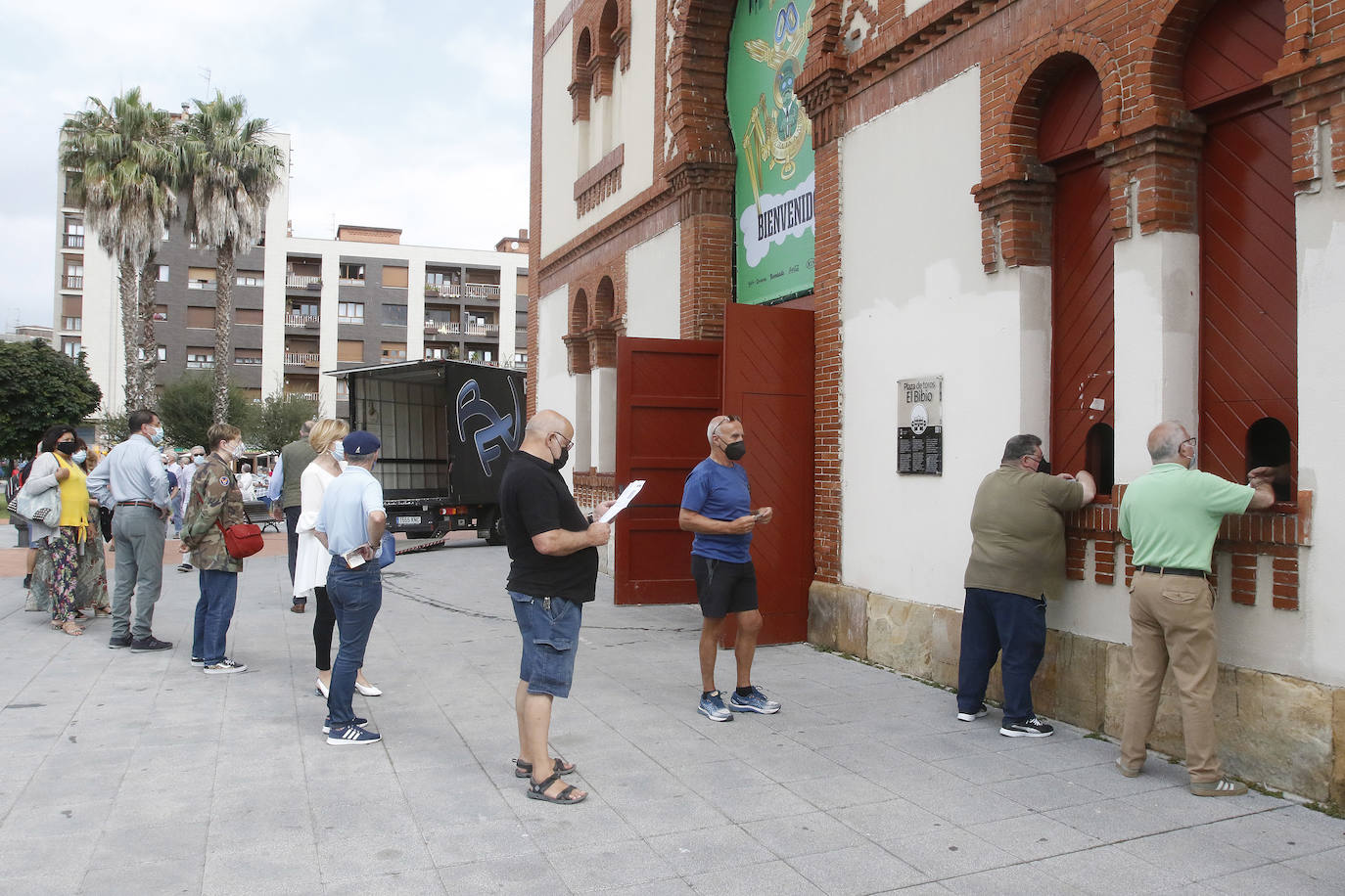 Fotos: Largas colas para sacar el abono de los toros en Gijón