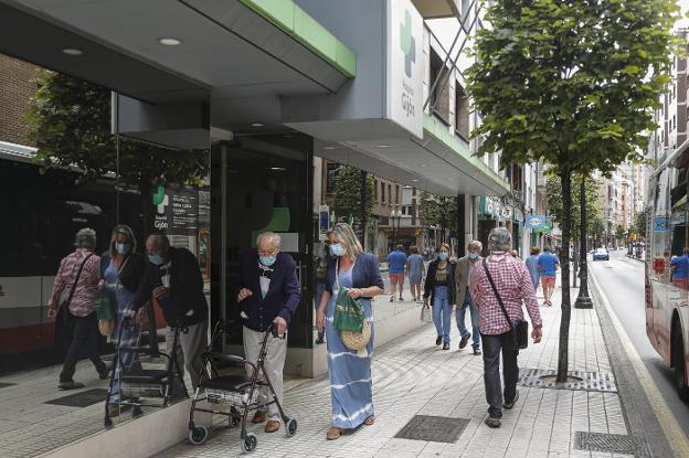 Los geriátricos endurecen el control de las visitas para evitar volver al blindaje de los centros