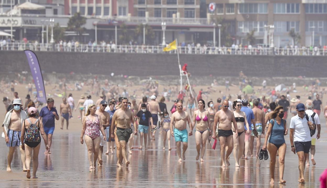Bañistas, en la playa de San Lorenzo de Gijón. 