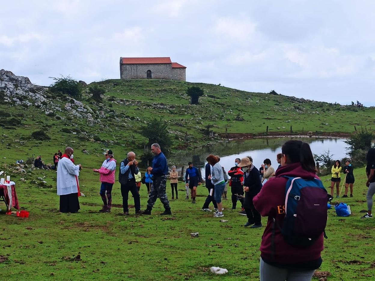 Un momento de la celebración eucarística en la majada del Monsacro. 