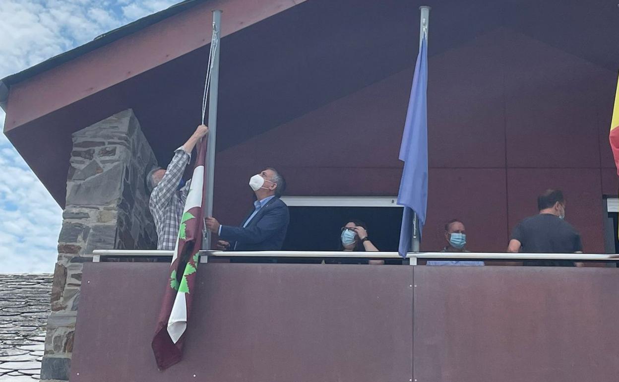 Momento del izado de la nueva bandera del concejo de Pesoz. 