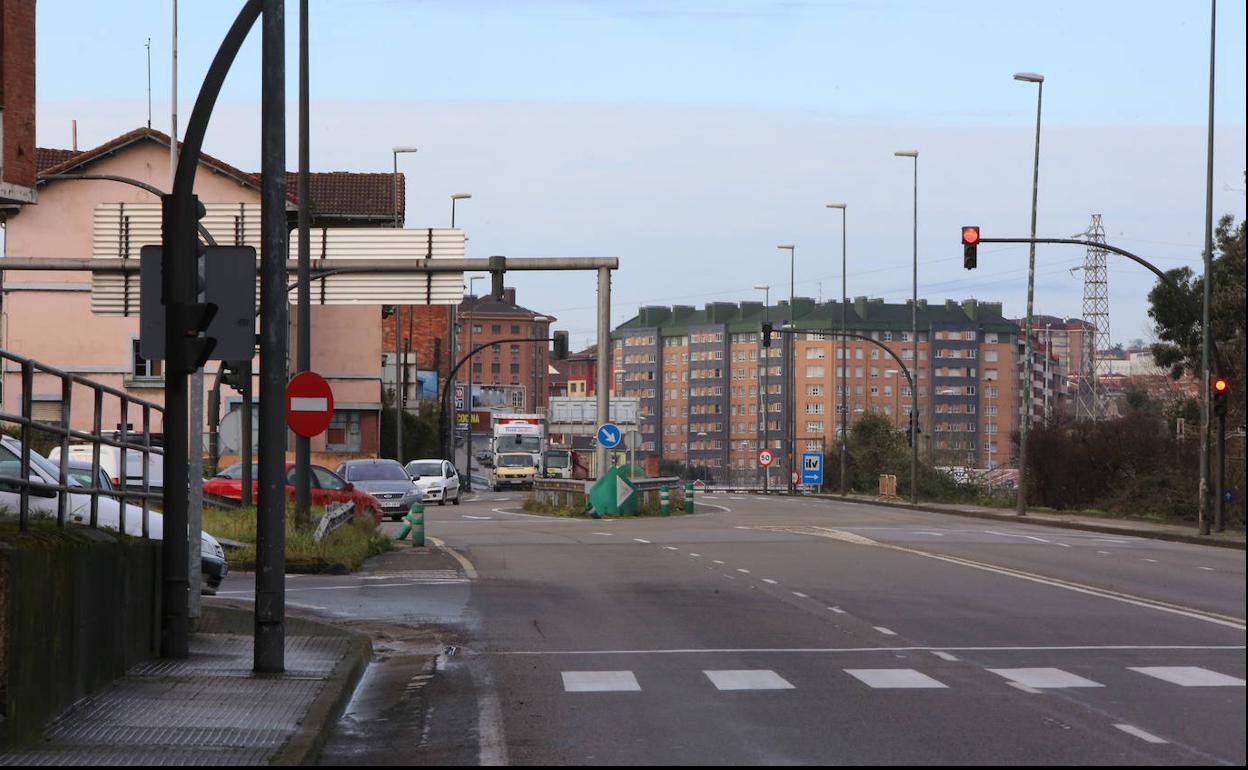 Acceso a la autovía AI-81 en la avenida de Gijón. 