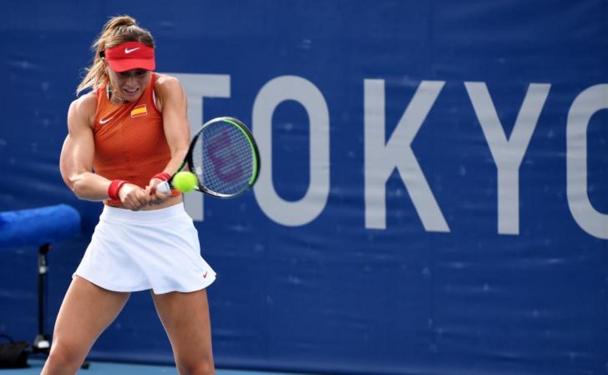 Paula Badosa, durante su segundo partido en los Juegos de Tokio 2020. 