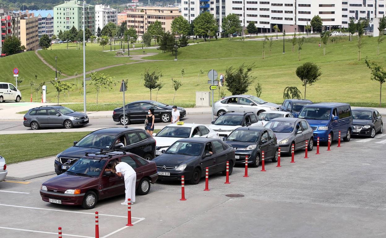 Colas de coches en el autocovid del HUCA.