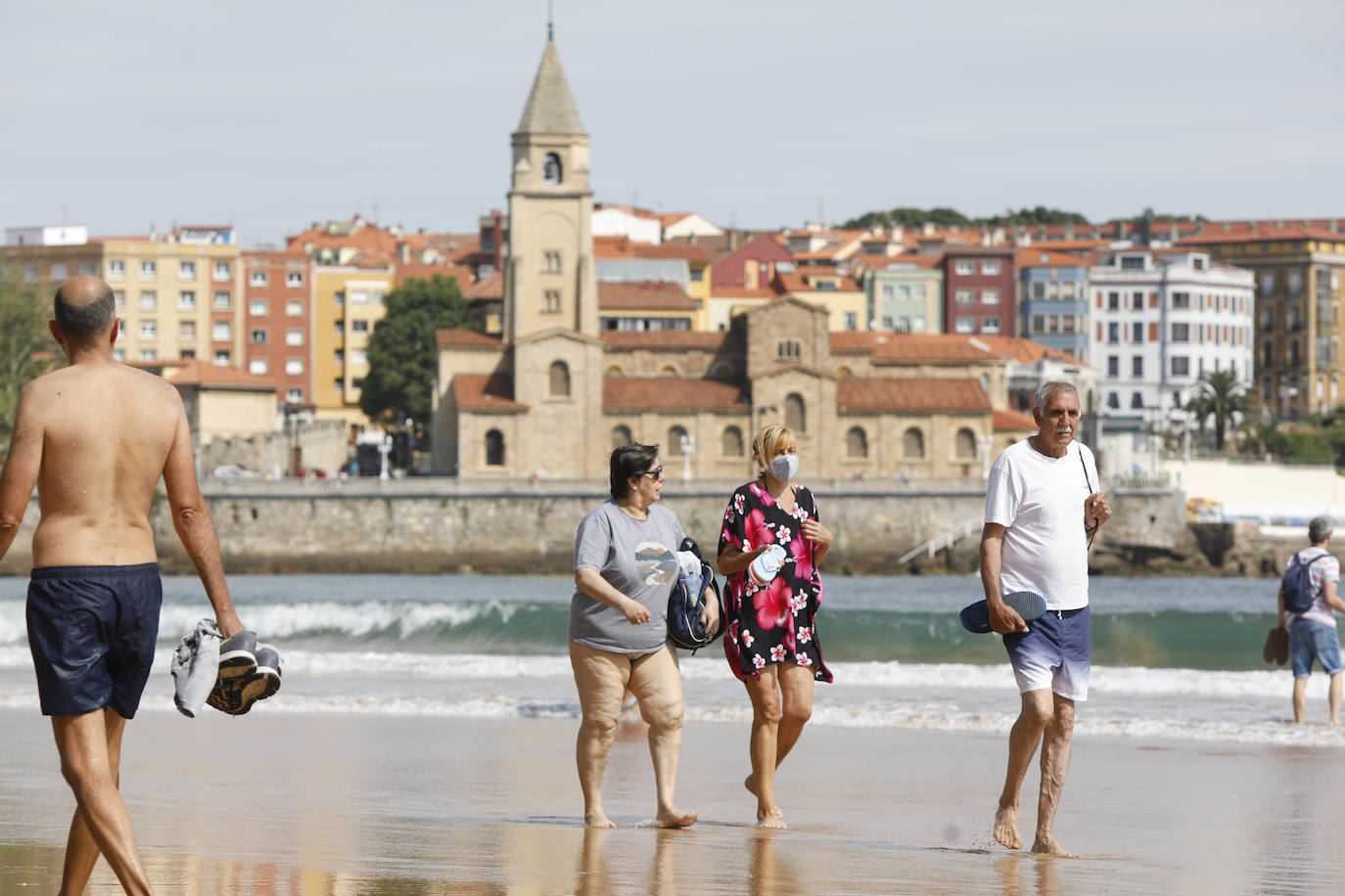 La temporada estival está siendo un completo éxito; las playas y terrazas se llenan y los asturianos cada vez tienen más ganas de disfrutar de la naturaleza, de las romerías con un culín en mano naturaleza, y de las múltiples propuestas culturales que ofrece nuestra región.