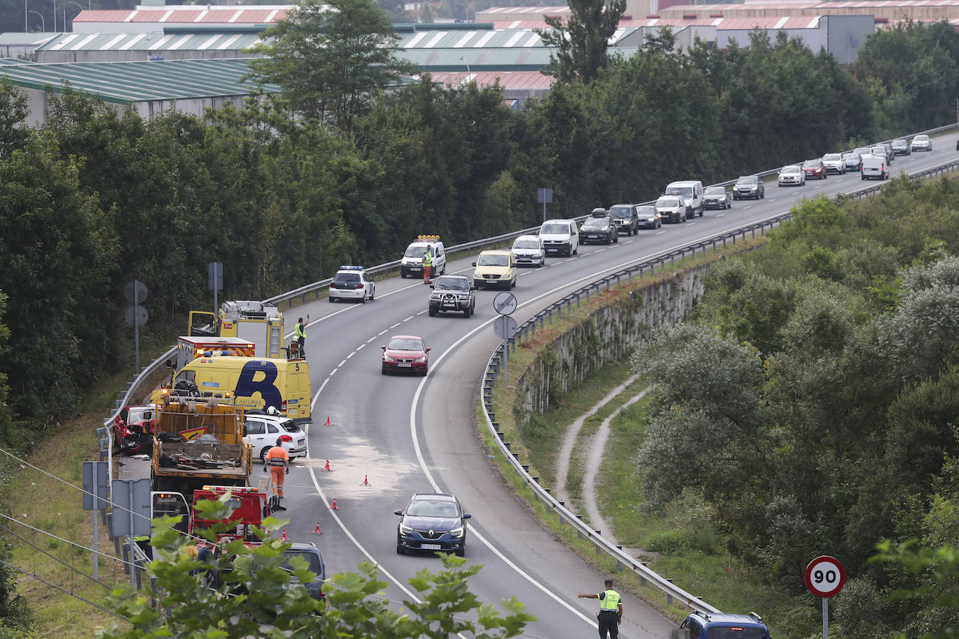 Dos personas han resultado heridas en un choque frontal entre dos vehículos en el corredor del Nalón, a la altura del pozo Sotón. El accidente provocó retenciones en la zona mientras se procedía a la evacuación de los heridos y la retirada de los coches.