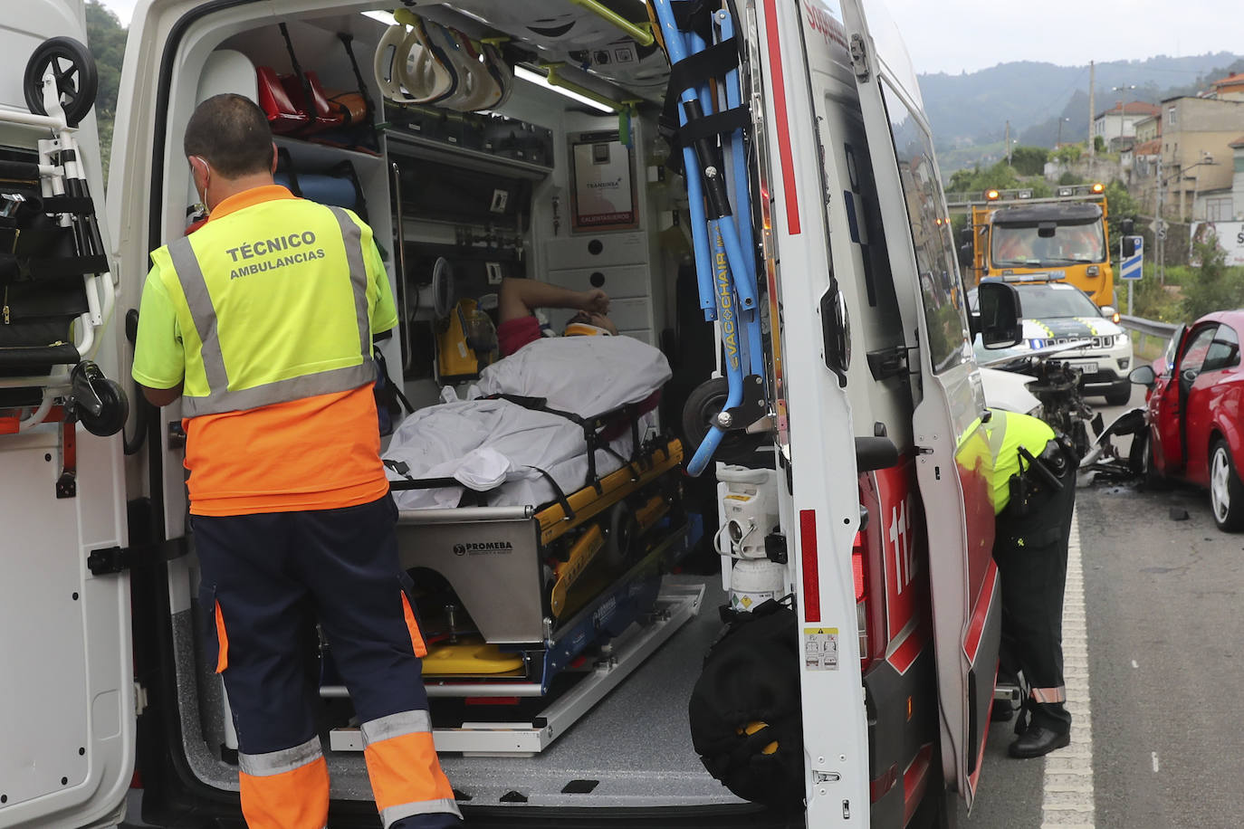 Dos personas han resultado heridas en un choque frontal entre dos vehículos en el corredor del Nalón, a la altura del pozo Sotón. El accidente provocó retenciones en la zona mientras se procedía a la evacuación de los heridos y la retirada de los coches.