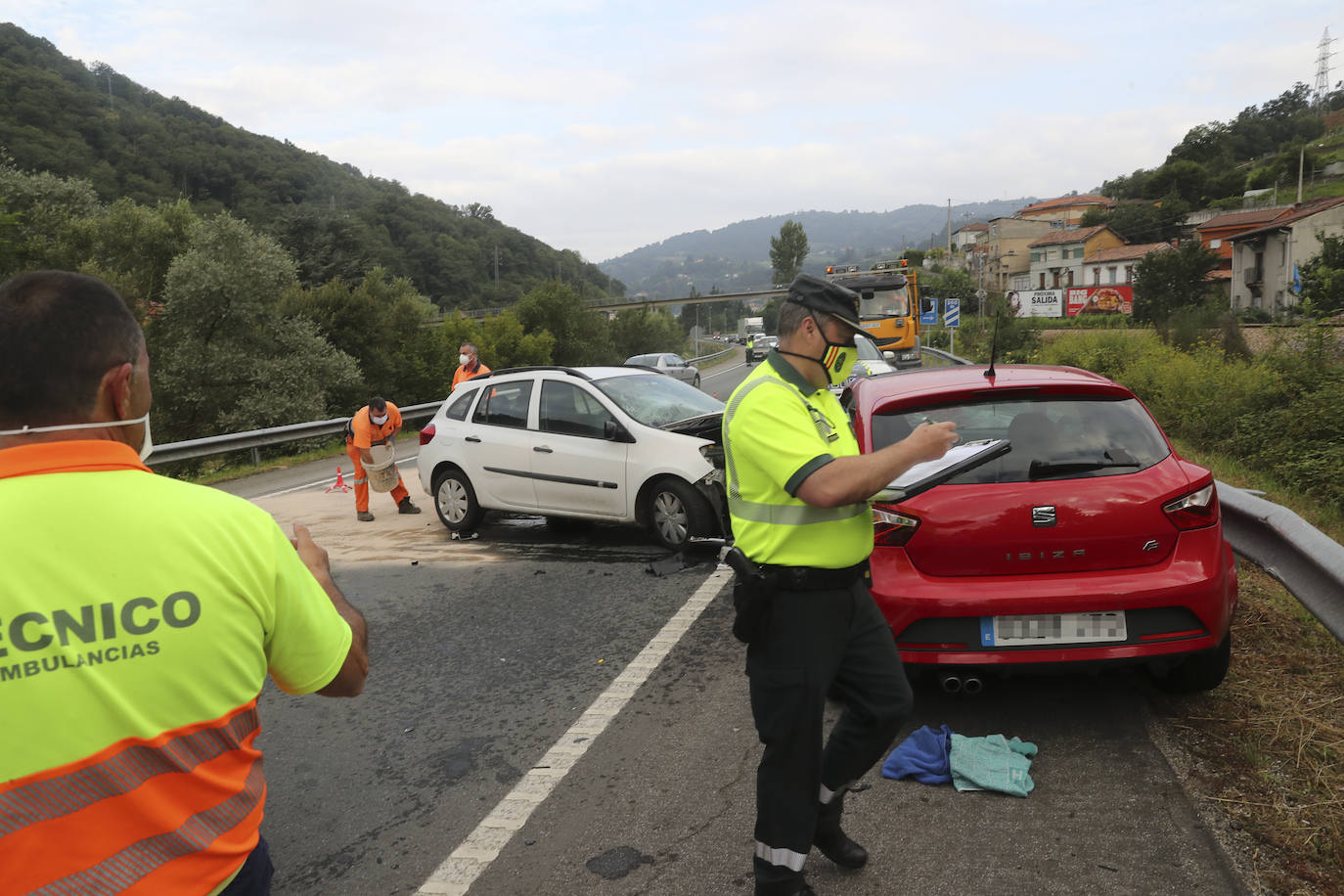 Dos personas han resultado heridas en un choque frontal entre dos vehículos en el corredor del Nalón, a la altura del pozo Sotón. El accidente provocó retenciones en la zona mientras se procedía a la evacuación de los heridos y la retirada de los coches.