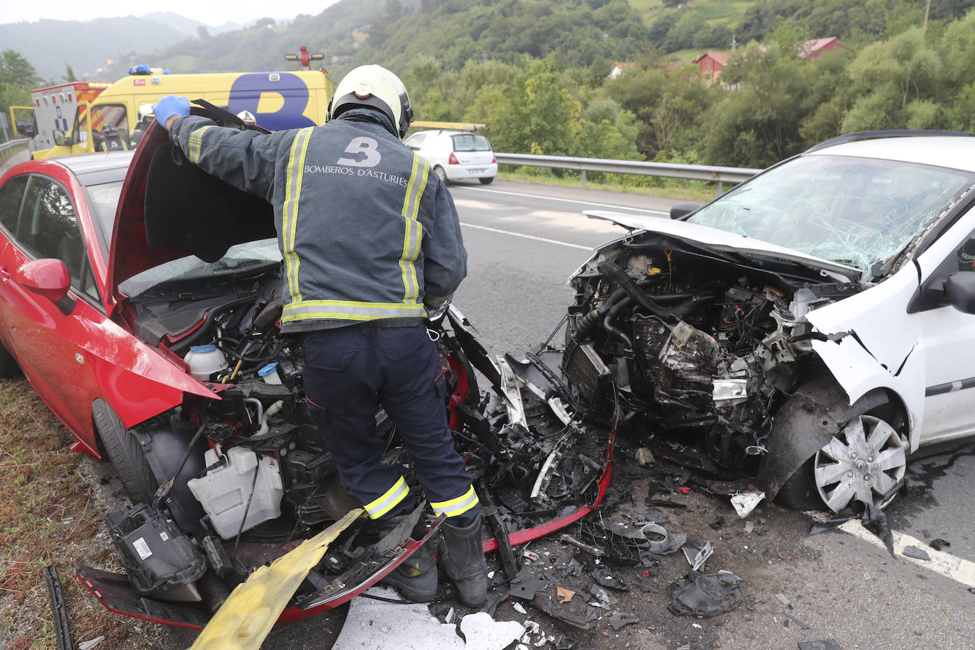 Dos personas han resultado heridas en un choque frontal entre dos vehículos en el corredor del Nalón, a la altura del pozo Sotón. El accidente provocó retenciones en la zona mientras se procedía a la evacuación de los heridos y la retirada de los coches.