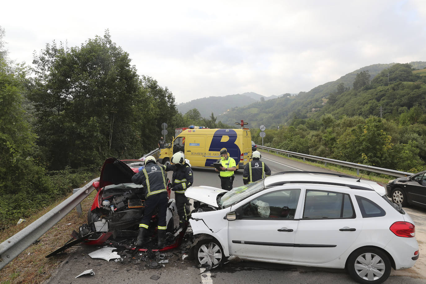 Dos personas han resultado heridas en un choque frontal entre dos vehículos en el corredor del Nalón, a la altura del pozo Sotón. El accidente provocó retenciones en la zona mientras se procedía a la evacuación de los heridos y la retirada de los coches.