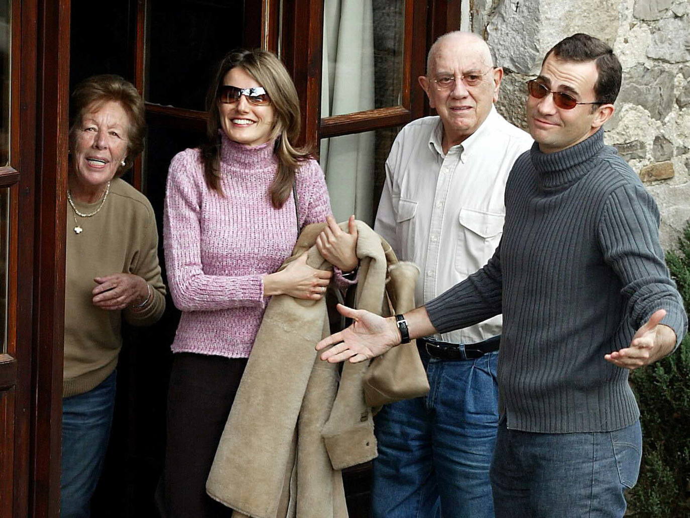 Menchu con los Reyes y su marido José Luis Ortiz. 