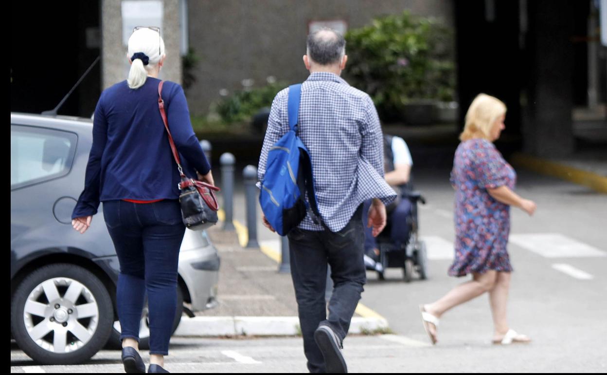 Dos personas acuden a la residencia mixta a ver a un familiar. 