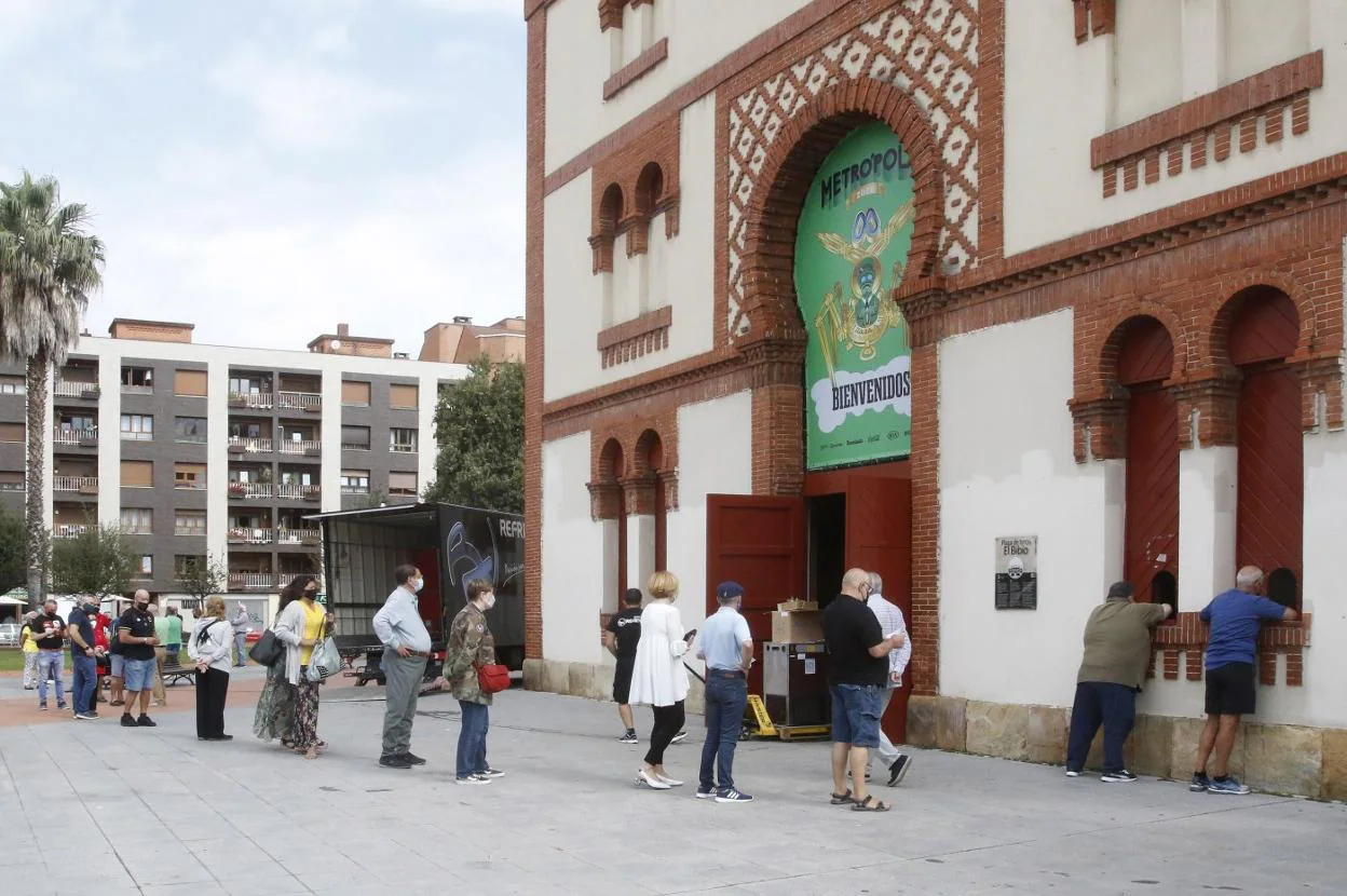 La venta de abonos para los toros arranca con colas en El Bibio | El  Comercio: Diario de Asturias