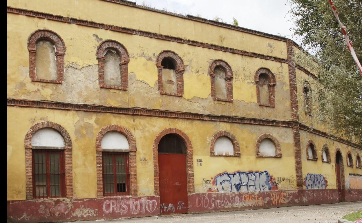 La cinta de prohibido el paso instalada por Bomberos en los alrededores de la plaza de toros. 