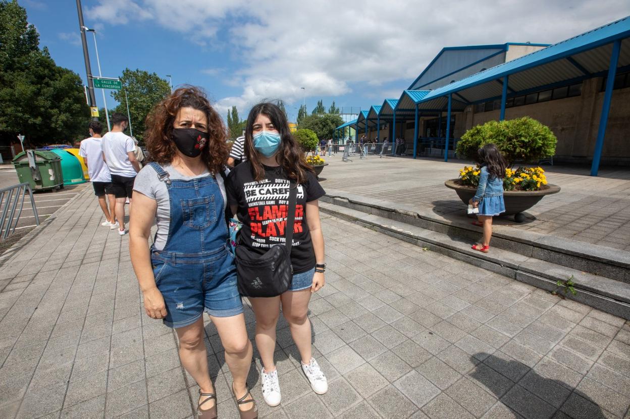 Natalia Puente acudió a vacunarse acompañada por su madre. 