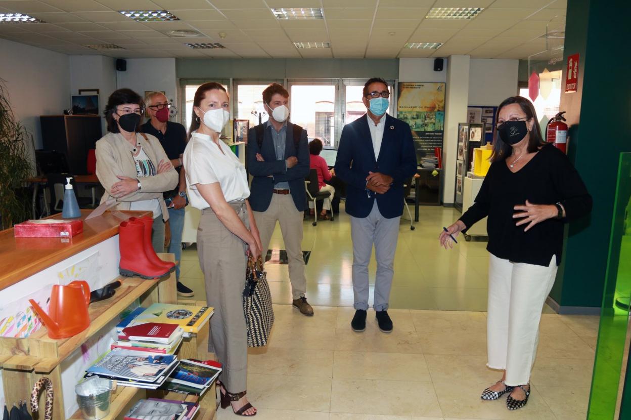De izquierda a derecha, Susana Fernández Requejo, vicerrectora de Transferencia y Relaciones con la Empresa de la Universidad de Oviedo; José Antonio Vega, director del área de Transferencia de Metodologías de Valnalón; Ana Suárez, directora del área de Empleabilidad de la Universidad; Jorge García, director de la Cátedra de Empresa; Julio González Zapico, director general de Comercio, y Marta Pérez, directora-gerente de Valnalón. 
