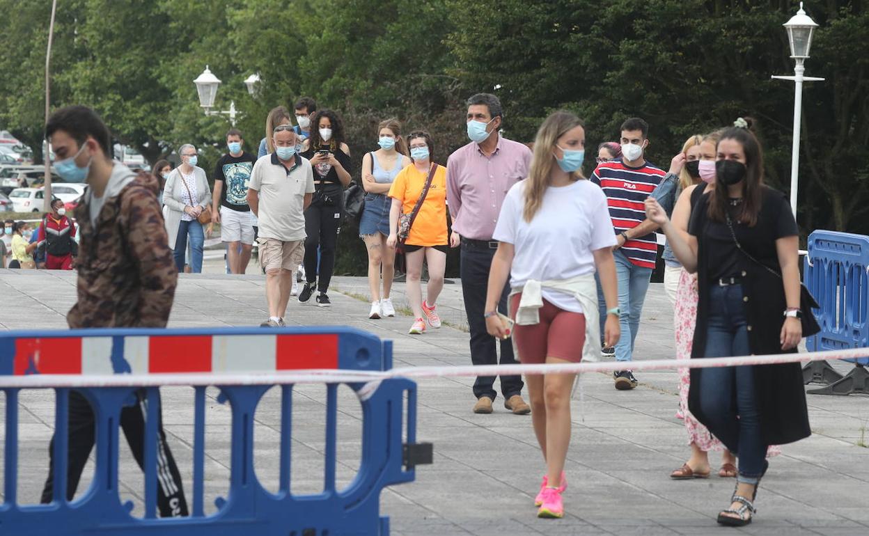 Varias personas guardan cola este martes en Gijón para vacunarse 
