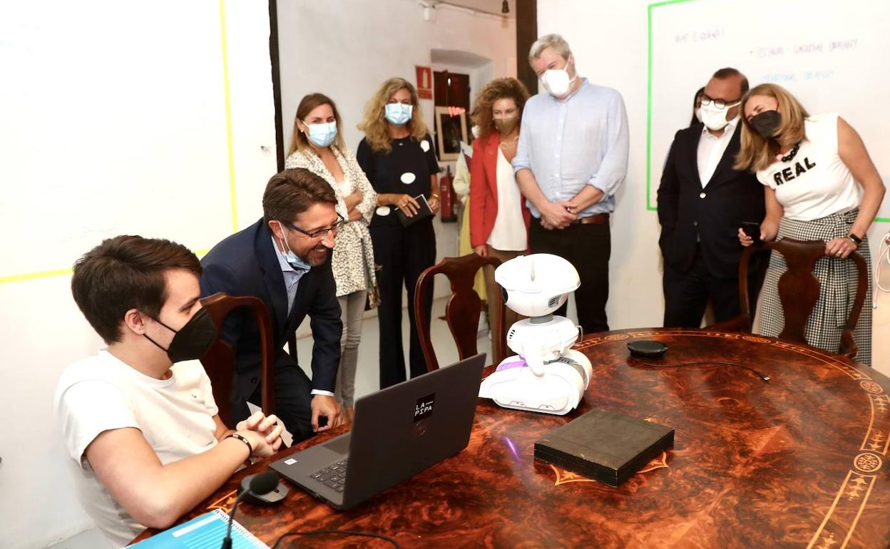 Enrique Fernández deja que el robot Pipa, controlado por Manuel Souto, proceda a su reconocimiento facial, en presencia de Cristina Fanjul, Inés Seijo, Francesca Gabetti, Alex lawton, Jaime Pire y Eva Pando.