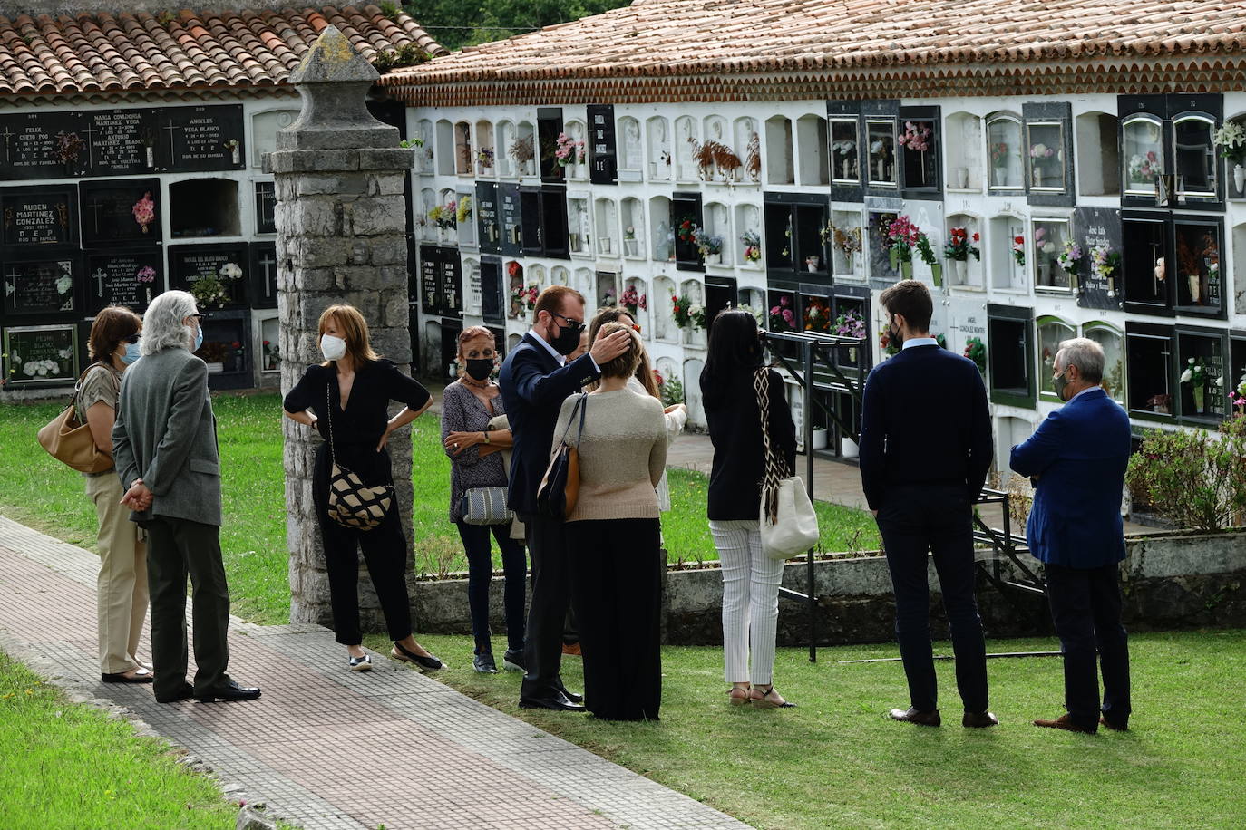 Último adiós a Menchu Álvarez del Valle en Ribadesella. El cementerio de la localidad riosellana de El Carmen ha acogido el entierro de la periodista, fallecida a los 93 años. Al acto, en la más estricta intimidad y sin presencia de su nieta la Reina Letizia, ha acudido su círculo familiar más cercano, entre ellos sus hijos Jesús y Henar Ortiz, así como su hermana Marisol Álvarez del Valle. 