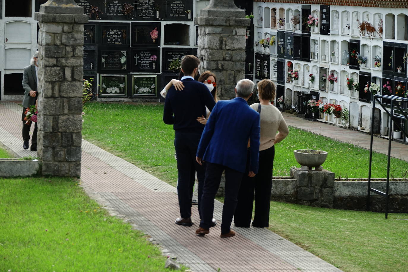 Último adiós a Menchu Álvarez del Valle en Ribadesella. El cementerio de la localidad riosellana de El Carmen ha acogido el entierro de la periodista, fallecida a los 93 años. Al acto, en la más estricta intimidad y sin presencia de su nieta la Reina Letizia, ha acudido su círculo familiar más cercano, entre ellos sus hijos Jesús y Henar Ortiz, así como su hermana Marisol Álvarez del Valle. 