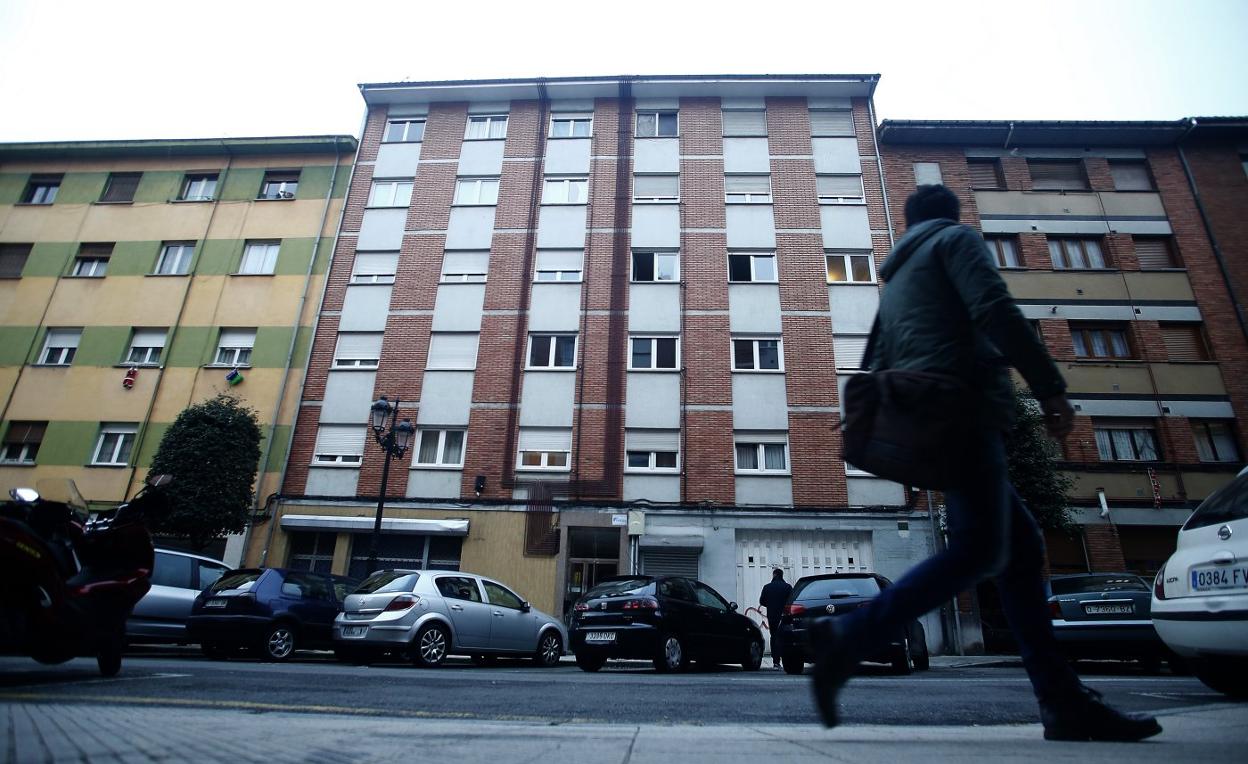 El edificio de la calle Maximiliano Arboleya, donde sucedieron los presuntos hechos. 