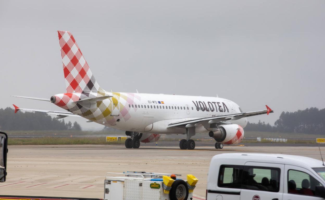 Un avión en el aeropuerto de Asturias, el mes pasado.