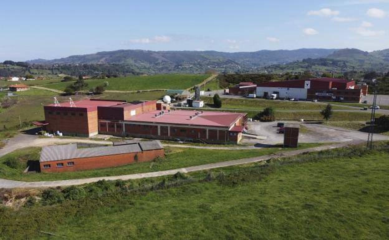 Instalaciones de la antigua cárnica Famila, en Granda, donde pretenden levantar la nueva ITV