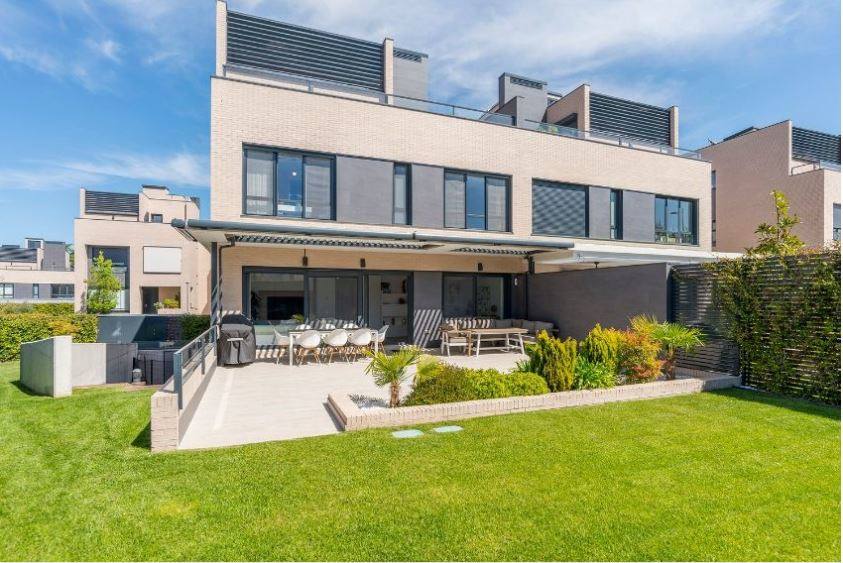 Madrid | Chalet pareado en Valdemarín. Cuesta 1.485.000 euros y tiene un jardín de 260 metros y un patio inglés de 37 metros. 380 metros construidos, en dos plantas.