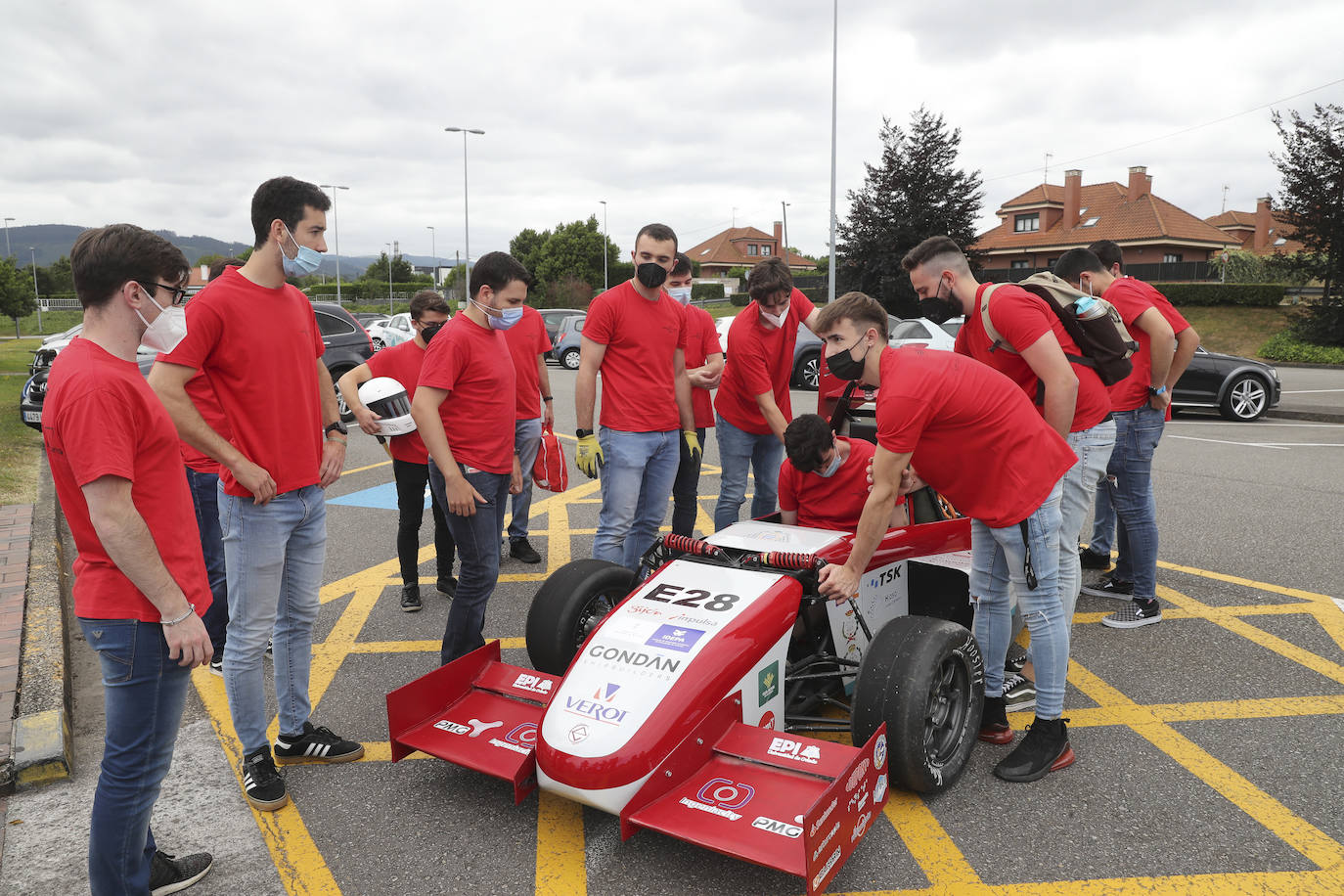 El monoplaza de competición ha sido diseñado y construido por estudiantes de la Universidad de Oviedo para competir en Formula Student, en agosto en el circuito de Montmeló.