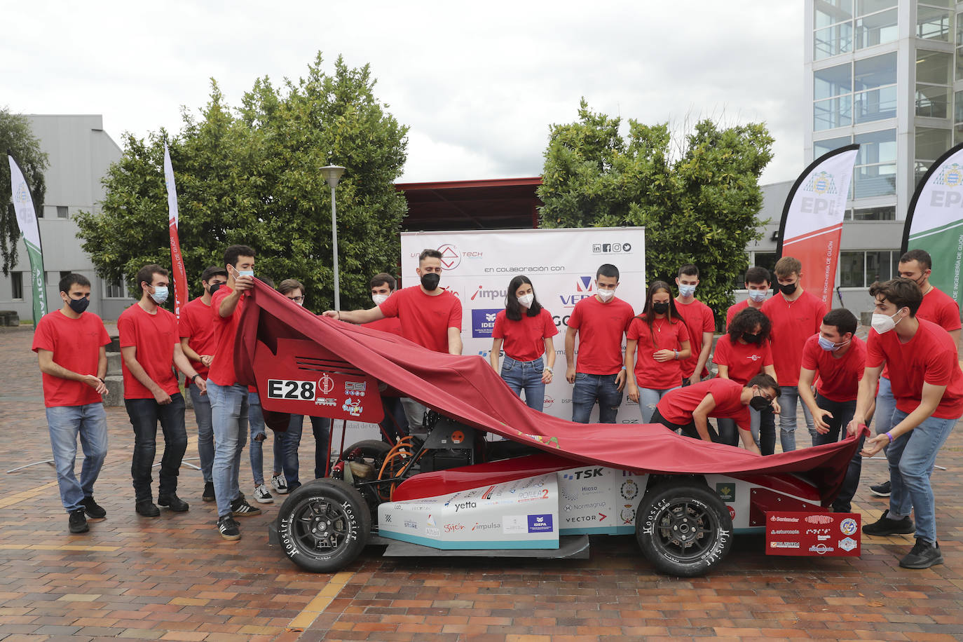 El monoplaza de competición ha sido diseñado y construido por estudiantes de la Universidad de Oviedo para competir en Formula Student, en agosto en el circuito de Montmeló.