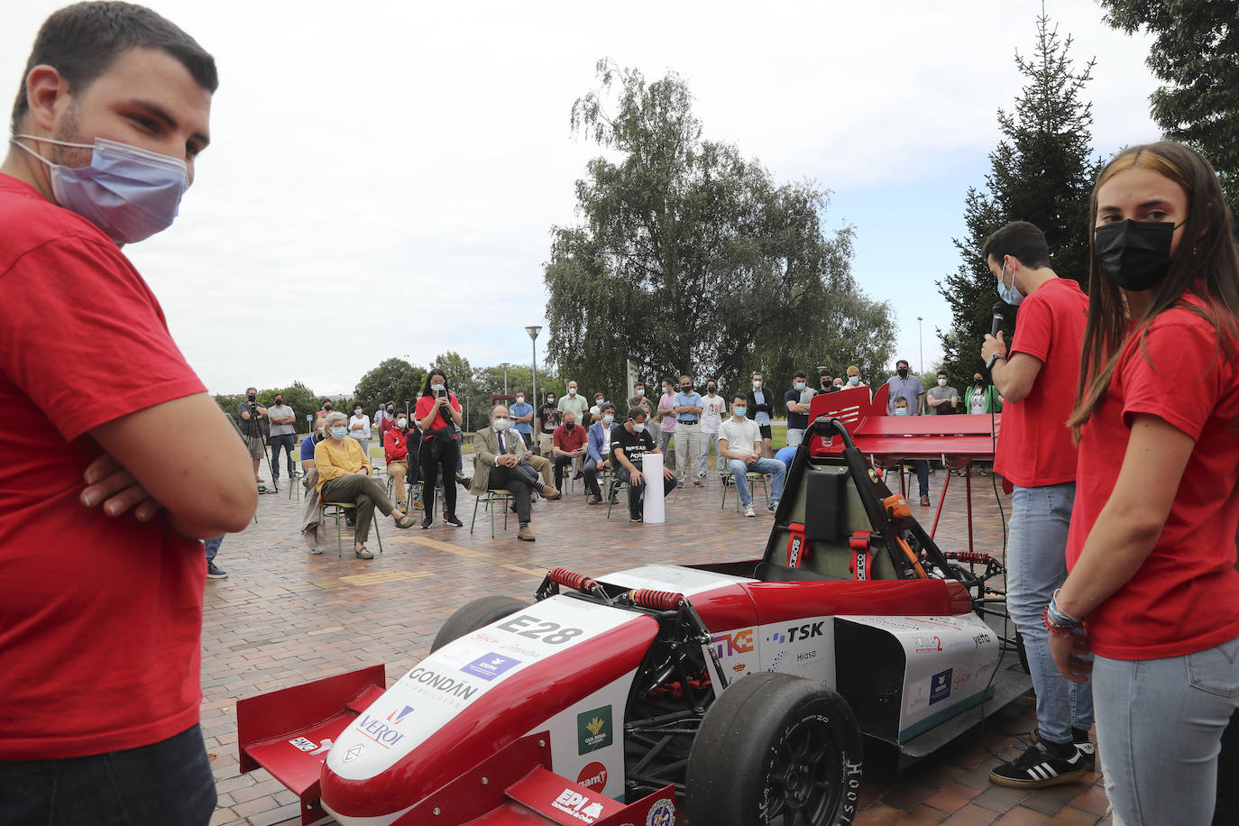 El monoplaza de competición ha sido diseñado y construido por estudiantes de la Universidad de Oviedo para competir en Formula Student, en agosto en el circuito de Montmeló.