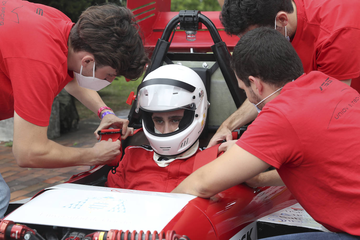 El monoplaza de competición ha sido diseñado y construido por estudiantes de la Universidad de Oviedo para competir en Formula Student, en agosto en el circuito de Montmeló.