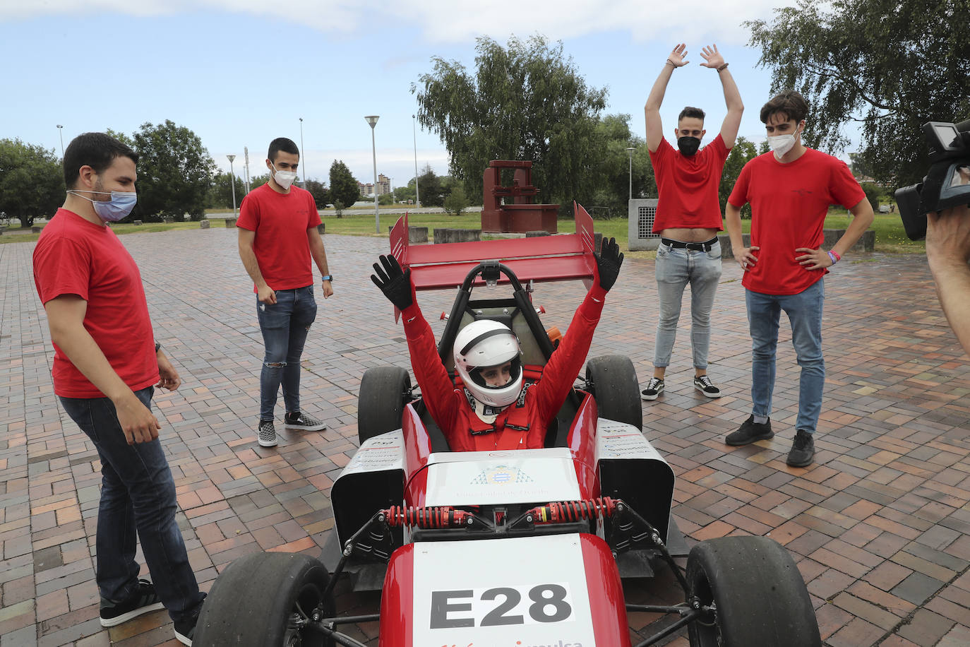 El monoplaza de competición ha sido diseñado y construido por estudiantes de la Universidad de Oviedo para competir en Formula Student, en agosto en el circuito de Montmeló.