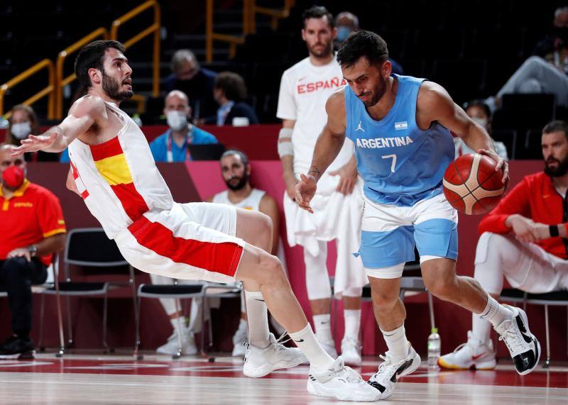 Hoy en Tokio los regatistas españoles Diego Botín y Iago López Marra se sitúan segundos empatados con los británicos, que son líderes. Nicolás García, con tan solo 19 años, se clasifica para la final de 200 metros espalda. La selección de baloncesto destroza a Argentina y se clasifica para cuartos. Y en dos sin timonel, dos sextos puestos en las categorías masculina y femenina.