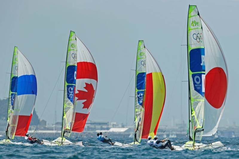 Hoy en Tokio los regatistas españoles Diego Botín y Iago López Marra se sitúan segundos empatados con los británicos, que son líderes. Nicolás García, con tan solo 19 años, se clasifica para la final de 200 metros espalda. La selección de baloncesto destroza a Argentina y se clasifica para cuartos. Y en dos sin timonel, dos sextos puestos en las categorías masculina y femenina.