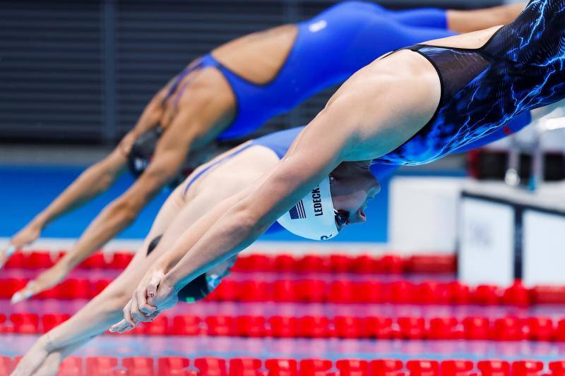 Hoy en Tokio los regatistas españoles Diego Botín y Iago López Marra se sitúan segundos empatados con los británicos, que son líderes. Nicolás García, con tan solo 19 años, se clasifica para la final de 200 metros espalda. La selección de baloncesto destroza a Argentina y se clasifica para cuartos. Y en dos sin timonel, dos sextos puestos en las categorías masculina y femenina.