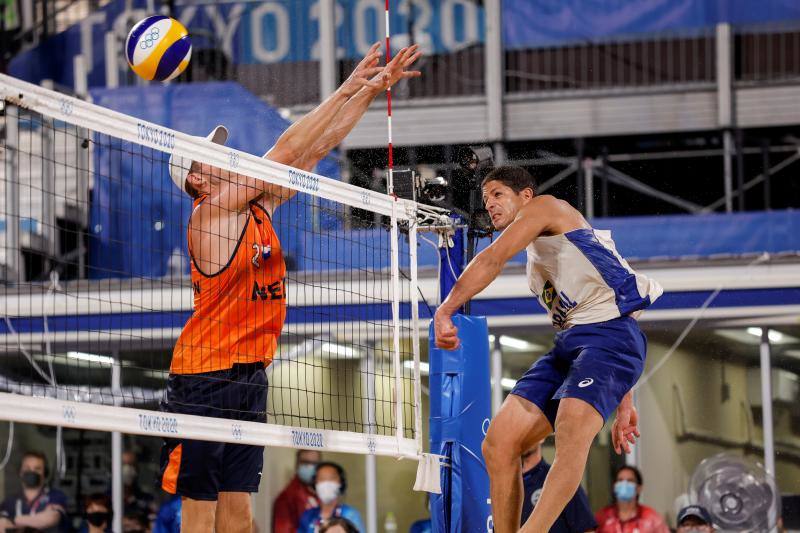 Hoy en Tokio los regatistas españoles Diego Botín y Iago López Marra se sitúan segundos empatados con los británicos, que son líderes. Nicolás García, con tan solo 19 años, se clasifica para la final de 200 metros espalda. La selección de baloncesto destroza a Argentina y se clasifica para cuartos. Y en dos sin timonel, dos sextos puestos en las categorías masculina y femenina.